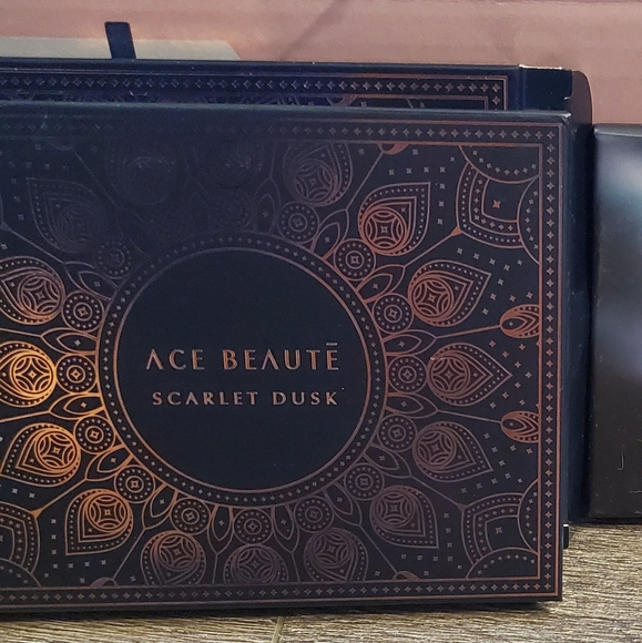 Eyeshadow Pallete - Picture 2 of 2